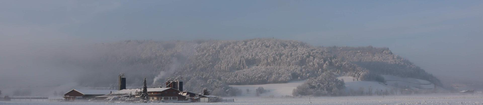 Breitihof im Schnee bei blauem Himmel