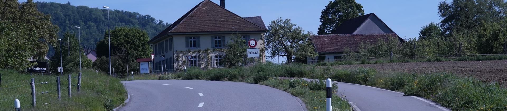 Dorfeingang mit Ortsschild